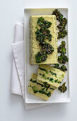 Romanesco-Terrine mit Grünkohlchips