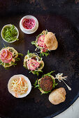 Cajun-Bohnenburger mit roten Zwiebeln und milchfreiem Krautsalat