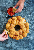 Monkey Bubble Cheese Bread mit Paprika-Tomaten-Dip