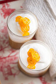 Kaffeecreme mit Sahne und kandierten Kumquats
