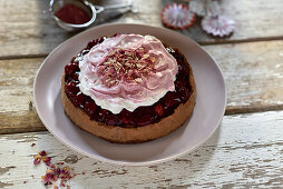 Veganer Nougat-Cheesecake mit Himbeeren und Sahne