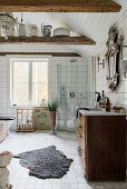 Großes Bad in Weiß Holzbalken und nostalgischer Deko