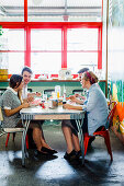 Junge Leute im Diner-Restaurant der 60er Jahre