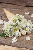 Eistüte mit weißen Blüten