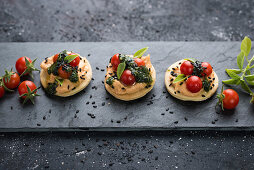 Herzhafte Mürbeteigplätzchen mit Chili-Hummus, Cocktail-Tomaten und Basilikum-Pesto. Vegan.