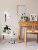 Bestelltisch mit Orchidee neben dem Konsolentisch und Stuhl
