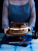 Schokoladenbiskuitkuchen mit Ganache zu Ostern