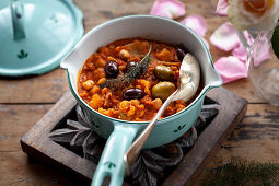 Vegetarischer Kicherbohneneintopf mit Fenchel, Oliven und Harissa