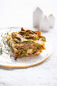 Buchweizen-Lasagne mit Schinken, Artischocken und Taleggio