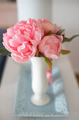 Rosafarbene Kamelienblüten in Vase