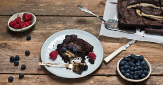 Brownie with banana and fresh berries