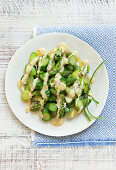 Spargelsalat mit Zucchini und Senfsauce