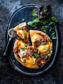 Pizza mit Eggs Benedict und Buffalo-Hollandaise