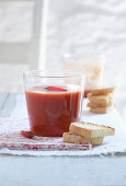 Kalte Tomatensuppe mit Chili und Röstbrot