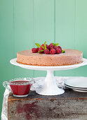 Schokoladenkäsekuchen mit Himbeersauce und Himbeeren