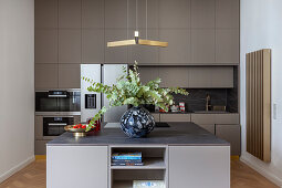 Strauß Eukalyptuszweige in moderner Küche in Grau