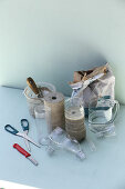 Selbstgemachte Vasen werden aus Beton in Plastikflaschen gegossen