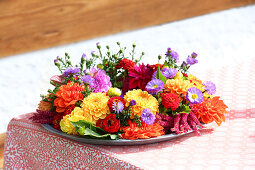 Spätsommerlicher Kranz mit Dahlien, Zinnien, Astern und Amaranthus