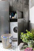Waschmaschine und Zubehör verstaut in Balkon-Schrank aus Metall