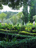 Mediterraner Garten mit Hecken als Beeteinfassung