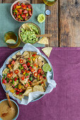 Nachos mit veganer Käsesauce und Guacamole