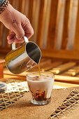 Geeisten Milchkaffee mit Kakao zubereiten