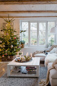 Weihnachtsbaum im gemütlichen Wohnzimmer im Landhausstil
