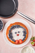 Lustiger Kinderkuchen mit Blau- und Erdbeeren