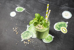 A green smoothie with spinach, apple, kiwi and basil
