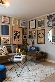 Bildergalerie überm Sofa im Wohnzimmer in gedeckten Farben