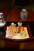 Lotuswurzelscheiben und frittierte Teigsäckchen in japanischem Restaurant 'Matsumi' in Hamburg