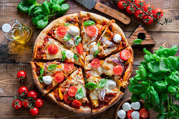 Pizza mit Mozzarella und Kirschtomaten