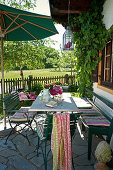 Gartentisch mit Stühlen auf der Terrasse