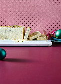 Weisses Schokoladen-Semifreddo mit Vanille und Pistazien (weihnachtlich)