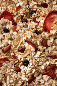 Granola mit gefriergetrockneten Erdbeeren, Mandeln und Korinthen