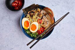 Ramen-Suppe mit Pilzen, Chashu-Schweinefleisch und Ajitama-Ramen-Eiern