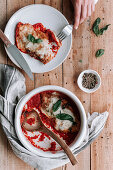 Gebratene und gratinierte Hähnchenbrust auf Tomatensauce mit Mozzarella und Parmesan