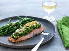 Salmon fillet with pea crust and green beans