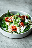 Fitness-Bowl mit Hähnchenbrust, Bulgur, Spinat und Pesto