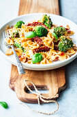 Pasta mit Brokkoli, Pesto-Sahne-Sauce und getrockneten Tomaten