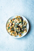 Pasta with spinach, mushrooms and chilli