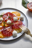 Zitrusfrüchtesalat mit Mozzarella und Zwiebel