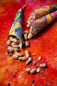 Monkey Nuts - Erdnüsse in der Schale, in Zeitungspapiertüten (Indien)