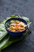 Canh Bun (Nudelsuppe mit Wasserspinat, Tofu und Fischbällchen, Vietnam)