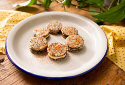 Cookie Sandwich mit schwarzen Oliven und Mascarpone-Füllung zubereiten