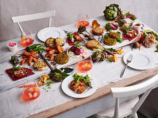 Buffet mit verschiedenen Herbstgerichten