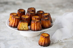 Canneles auf Kuchenständer