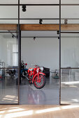 Motorräder im Wohnzimmer mit Glas-Stahl-Wand