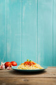 Spaghetti mit Tomatensauce und Kräutern auf Teller