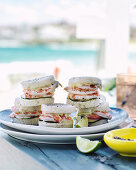 Garnelensandwiches mit Rucola und Mayonnaise